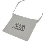 サコッシュ Arata Isozaki ロゴ グレー/ブラック